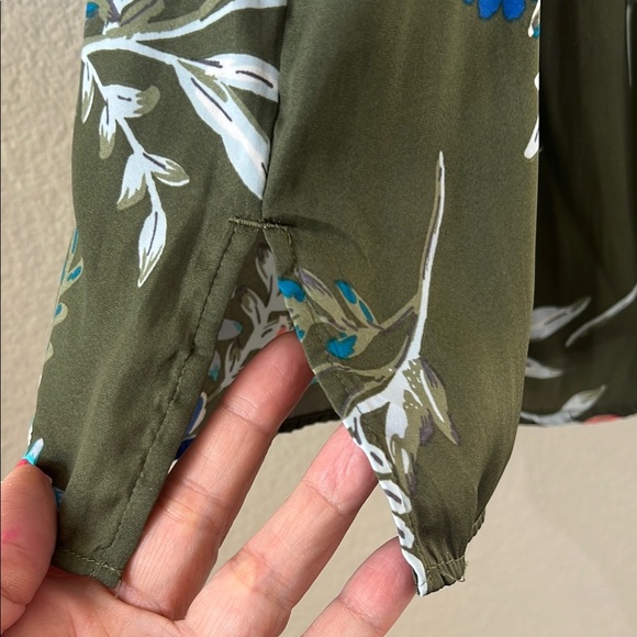 Floral Green Blouse with Blue and Pink Accents. Size 0x - Picture 5 of 6